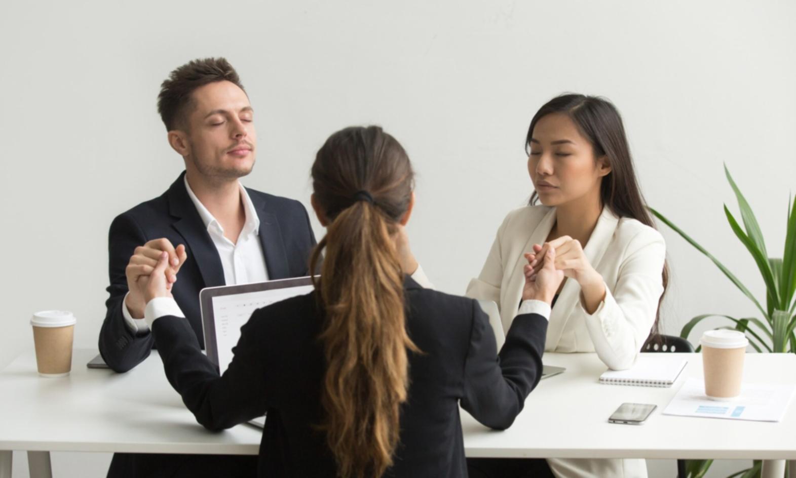 Suasana pembelajaran trading dengan mentor berpengalaman