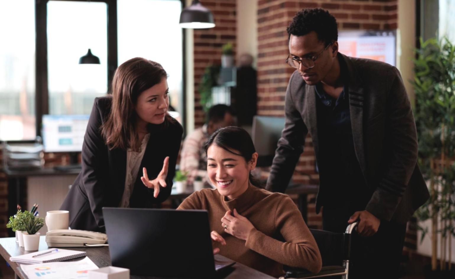 Suasana kerja tim Focusra saat menganalisis data pasar trading